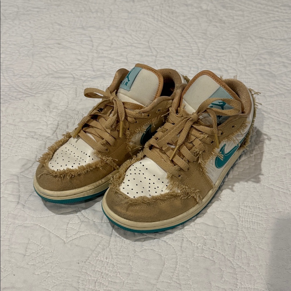 Air Jordan 1 SE Low Women’s Size 7 Teal and Tan Great Condition